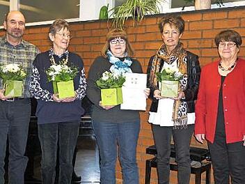 Emilie Meier (r.) bedankte sich bei den Jubilaren Hansi Homburg (zehn Jahre), Gabi Weis (zehn Jahre), Maria Klinga (25 Jahre) und Ulrike Hirschmiller (zehn Jahre, v. l.) mit Urkunde und Ehrennadel des Fränkischen Sängerbundes sowie mit Blumen. Foto: R. Sänger