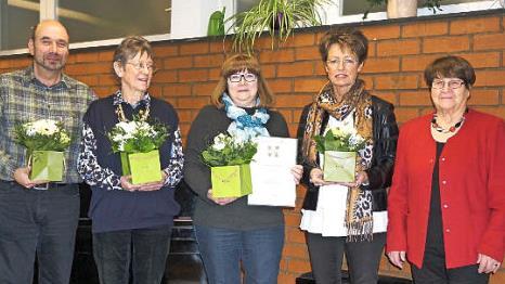 Emilie Meier (r.) bedankte sich bei den Jubilaren Hansi Homburg (zehn Jahre), Gabi Weis (zehn Jahre), Maria Klinga (25 Jahre) und Ulrike Hirschmiller (zehn Jahre, v. l.) mit Urkunde und Ehrennadel des Fränkischen Sängerbundes sowie mit Blumen. Foto: R. Sänger