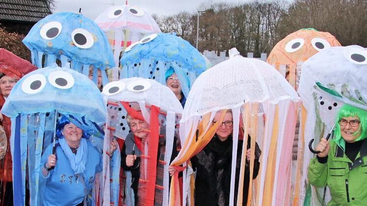 Auf die Verschmutzung der Weltmeere mit Plastikmüll machte die Damengymnastikgruppe des VfL Untermerzbach aufmerksam.  Fotos: Helmut Will