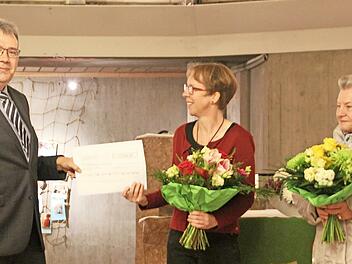 Diakonie-Vereinsvorsitzender Carsten Schür übergab 500 Euro an Kathrin Reif (Mitte) und Siegrid Schiefer.