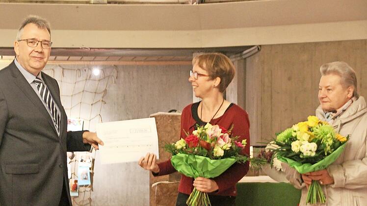 Diakonie-Vereinsvorsitzender Carsten Schür übergab 500 Euro an Kathrin Reif (Mitte) und Siegrid Schiefer.