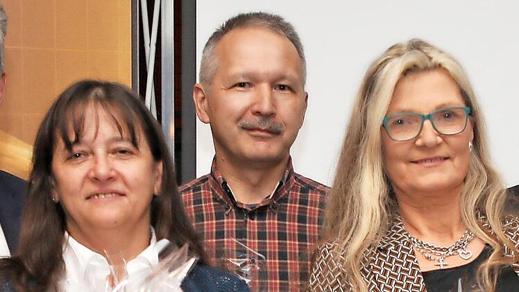 Petra Bayer, Guido Haak und Manuela Fiessmann (von links) arbeiten seit 40 Jahren bei der Kulmbacher Brauerei.