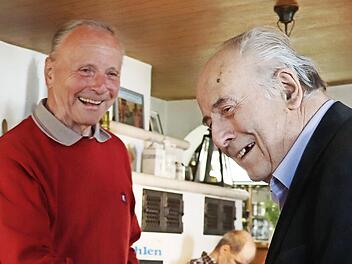 Vorsitzender Ewald Pechwitz (re.) dankt Rudi Fetzer für seinen Vortrag mit einer kleinen Aufmerksamkeit.