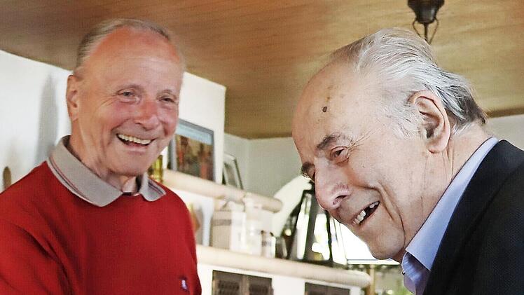 Vorsitzender Ewald Pechwitz (re.) dankt Rudi Fetzer für seinen Vortrag mit einer kleinen Aufmerksamkeit.