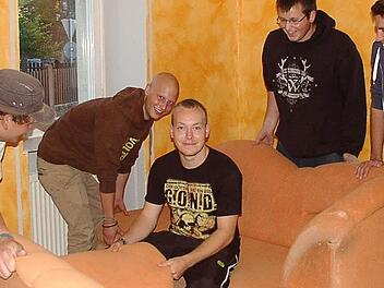 Jede Menge Arbeit gibt es noch im neuen Euerdorfer Jugendraum, dem Kanapee. So oft es geht arbeiten die Jugendlichen (im Bild von links: Stefan Hesselbach, Pascal Rott, Philipp Korb, Felix Neder und Andi Lippert) in  ihrem neuen Domizil  in der Hammelburger Straße 18 Fotos: .Doris Bauer