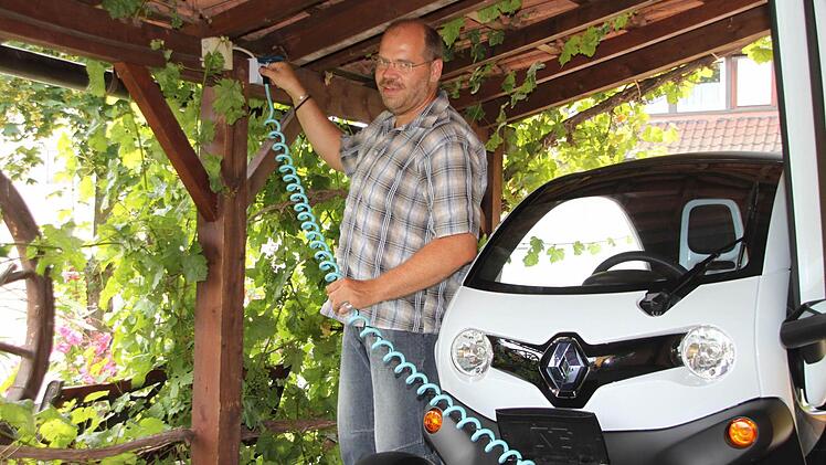 Die Spritpreise lassen Jürgen Machulla, Besitzer eines Elektroautos, kalt.  Fotos: Julia Schilling