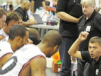 Bayreuths Trainer Predrag Krunic (rechts) weiß, dass er und seine Mannschaft viel Arbeit vor sich haben, wenn man in der Basketball-Bundesliga bestehen will. Am Sonntag in Quakenbrück hängen die Trauen hoch, eine Woche später gastiert der Mitteldeutsche BC (28. Dezember) in der Oberfrankenhalle. Foto: Peter Mularczyk