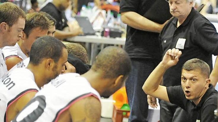 Bayreuths Trainer Predrag Krunic (rechts) weiß, dass er und seine Mannschaft viel Arbeit vor sich haben, wenn man in der Basketball-Bundesliga bestehen will. Am Sonntag in Quakenbrück hängen die Trauen hoch, eine Woche später gastiert der Mitteldeutsche BC (28. Dezember) in der Oberfrankenhalle. Foto: Peter Mularczyk