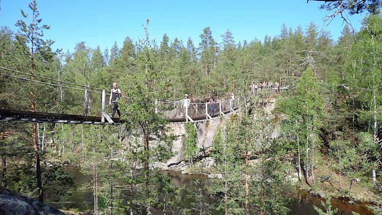 Auf einer Hängebrücke überquerten die Schüler der Dreiberg-Schule bei den See im finnischen Natrupark Repovesi.  Fotos: Roland Mayer