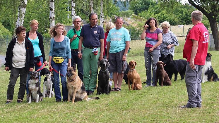Aufstellung des Polizeisportvereins (Hundeabteilung)