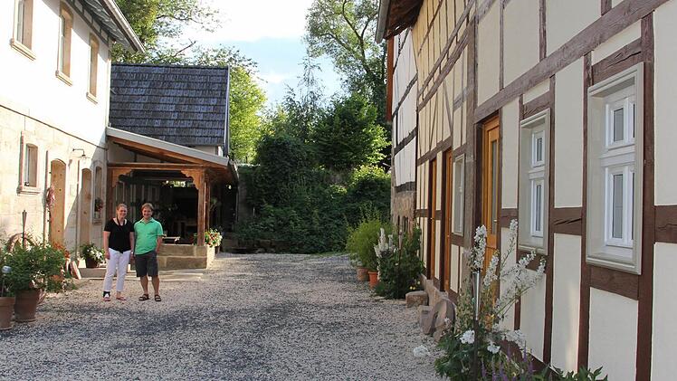 Zwischen Wohnhaus und Scheune: die stolzen Mühlenbesitzer. Die Gebäude werden über Wand- un d Fußbodenheizung von einer Hackschnitzelheizung aus befeuert.Foto: Ralf Kestel