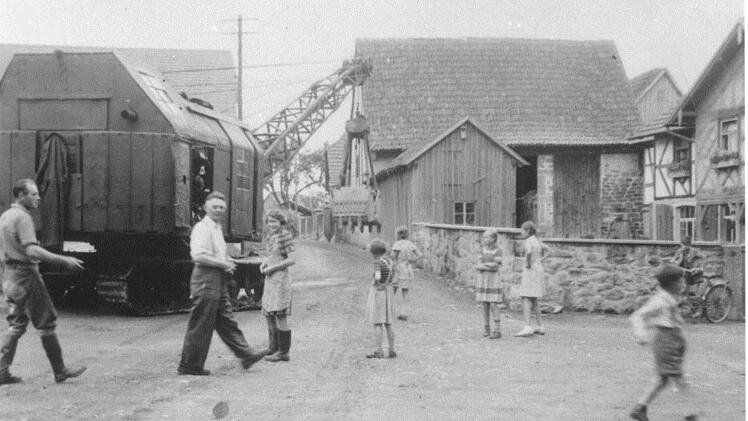 Nach dem Krieg wurde der erste Bagger über Allertshausen auf den Zeilberg gebracht. Foto: Schmidt
