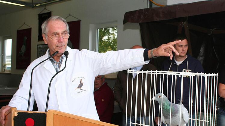 Walter Schlenk nahm die Gebote in Fünf-Euro-Schritten entgegen. Foto: Evi Seeger
