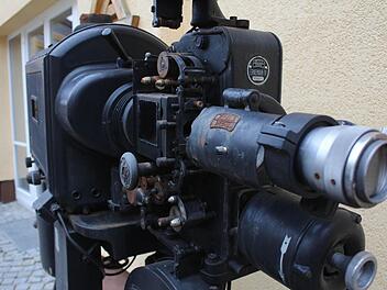 Das erste Vorführgerät aus dem Höchstadter Kino steht heute vor dem Gebäude und erinnert an die Vergangenheit. Foto: Andreas Dorsch