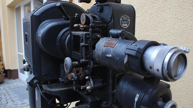 Das erste Vorführgerät aus dem Höchstadter Kino steht heute vor dem Gebäude und erinnert an die Vergangenheit. Foto: Andreas Dorsch