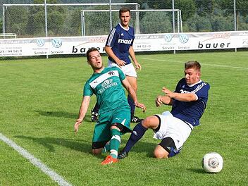 Viele Zweikämpfe sind heute im Auftaktspiel der Landesliga zwischen dem SSV Kasendorf und dem TSV Neudrossenfeld zu erwarten. Hier eine Szene aus dem Testspiel vom 6. Juli 2014 mit Matthias Pistor (r.) im Duell mit Daniel Weickmann. Besagte Partie gewann der TSV mit 5:0.  Foto: Monika Limmer