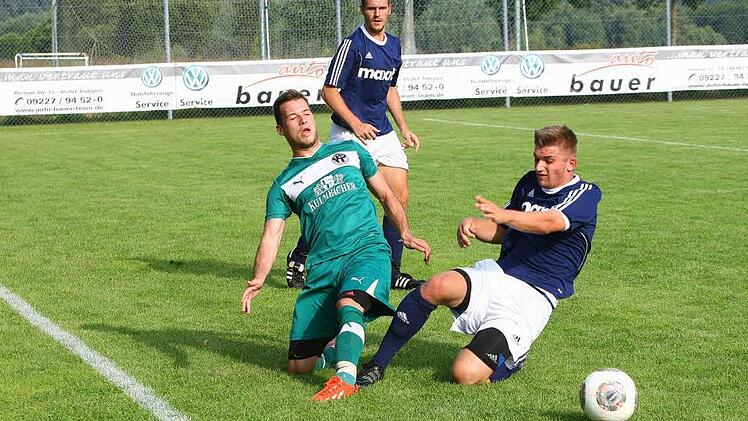 Viele Zweikämpfe sind heute im Auftaktspiel der Landesliga zwischen dem SSV Kasendorf und dem TSV Neudrossenfeld zu erwarten. Hier eine Szene aus dem Testspiel vom 6. Juli 2014 mit Matthias Pistor (r.) im Duell mit Daniel Weickmann. Besagte Partie gewann der TSV mit 5:0.  Foto: Monika Limmer