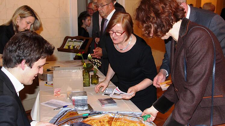 Ein Star zum Anfassen . Maximilian Hornung signiert seine CDs. Foto: Werner Vogel