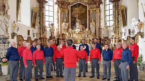 Der Coro Monte Stivo aus der Buttenheimer Partnergemeinde Ronzo Chienis mit ihrem Leiter Mattia Culmone begeisterte.