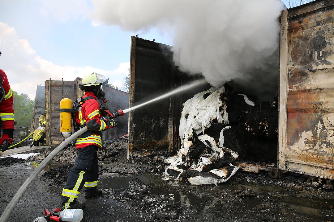 Firmengebäude in Oberfranken geht in Flammen auf