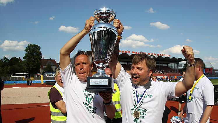 Trainer Gerd Klaus (links) und Pr&auml;sident Markus Wolf stemmen den Pokal.foto2press/Meike Kreidler