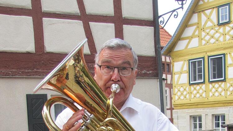 Pfarrer i. R. Rudolf Ranzenberger vom Posaunenchor Altenkunstadt/Strössendorf erklärte dem Publikum, wie man am besten ein etwas größeres Blechblasinstrument handhabt. Foto: Martin Koch