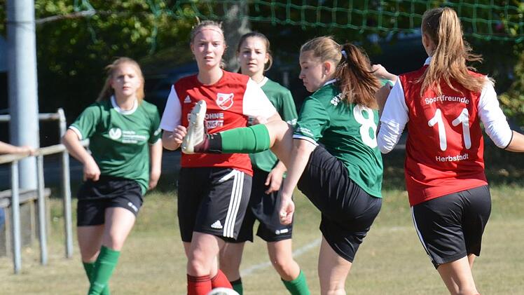 Ohne Fortune im Heimspiel: Keine Punkte gab es für Alina Völkl (Nr. 8) und den SV Langendorf. Foto: ssp