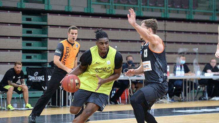 Der Bayreuther Neuzugang Frank Bartley (links) zieht vorbei am Ulmer Andreas Obst. Foto: Peter Mularczyk