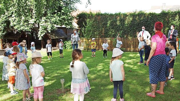 Die Buben und M&auml;dchen der Kindertagesst&auml;tte Seubelsdorf bereicherten die Spenden&uuml;bergabe der Sparkasse mit Liedern und Auff&uuml;hrungen.