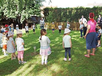 Die Buben und Mädchen der Kindertagesstätte Seubelsdorf bereicherten die Spendenübergabe der Sparkasse mit Liedern und Aufführungen.