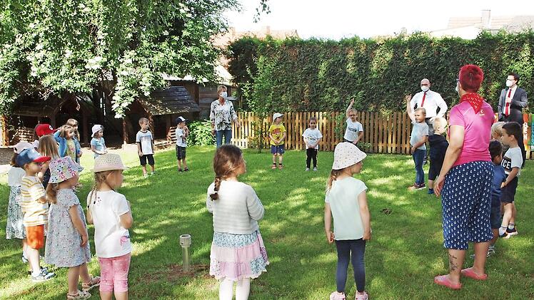 Die Buben und Mädchen der Kindertagesstätte Seubelsdorf bereicherten die Spendenübergabe der Sparkasse mit Liedern und Aufführungen.