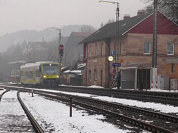 Der Bahnhof Untersteinach wird deutlich aufgewertet: Er bekommt einen zweiten Bahnsteig mit Übergang, Gleis drei (links) wird für die Schotterverladung ausgebaut. Foto: Klaus-Peter Wulf