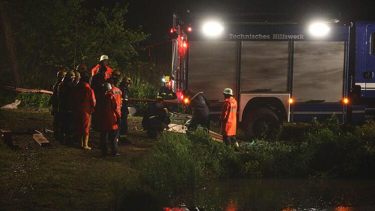 Mit vereinten Kräften kämpften Feuerwehr und THW in der Nacht auf Montag gegen einen drohenden Dammbruch am Tretzendorfer Weiher. Foto: News5 / Herse