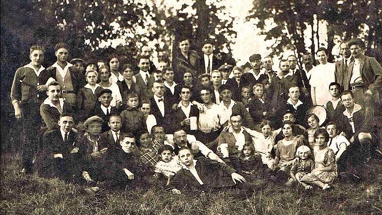 Ein Gruppenbild der Sozialistischen Arbeiterjugend mit Willy Aron in der Mitte (mit Fliege), das 1931 in Bughof aufgenommen wurde. Quelle: SPD Bamberg