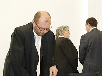 Heinz W. (rechts) mit seinen Rechtsanwälten Dieter Widmann (links) und Prof. Klaus Bernsmann Archivfoto: Matthias Hoch