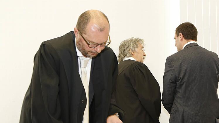 Heinz W. (rechts) mit seinen Rechtsanwälten Dieter Widmann (links) und Prof. Klaus Bernsmann Archivfoto: Matthias Hoch