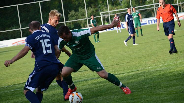 Gashi diesmal gegen Grasgruber und SSV-Spielertrainer Markus Taschner (Mitte). Foto: Alexander Muck