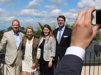 Der US-Botschafter auf Schloss Callenberg - dieser Moment musste natürlich im Bild festgehalten werden (oben, von links: John B. Emerson, Kimberly Marteau Emerson, Prinzessin Kelly und Erbprinz Hubertus von Sachsen-Coburg und Gotha. Foto: Simone Bastian