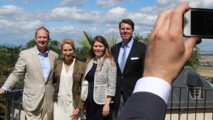 Der US-Botschafter auf Schloss Callenberg - dieser Moment musste natürlich im Bild festgehalten werden (oben, von links: John B. Emerson, Kimberly Marteau Emerson, Prinzessin Kelly und Erbprinz Hubertus von Sachsen-Coburg und Gotha. Foto: Simone Bastian