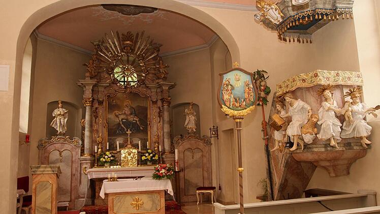 Sehenswert im Innern ist die Rekoko-Ausstattung mit dem Bild der schmerzhaften Mutter am Hochaltar sowie der Kanzel.