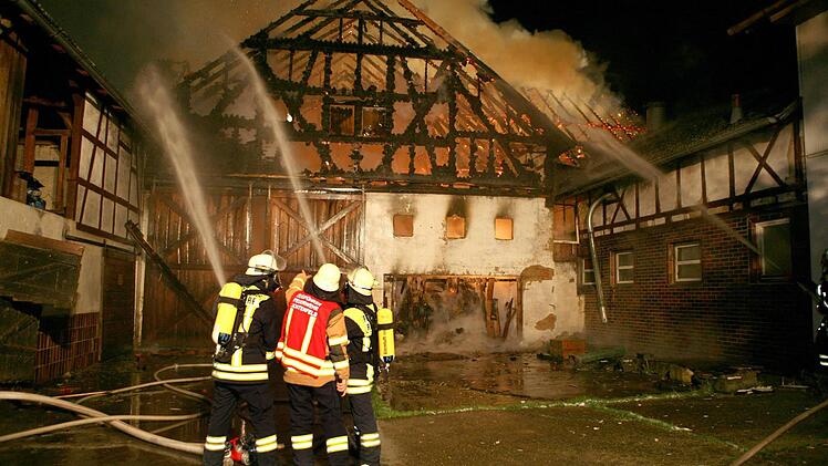 Drei Stunden dauerten die schwierigen Löscharbeiten. Foto: Stefan Johannes