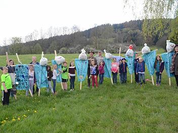 Auf einer Wiese bei Neukenroth überreichten die Schüler der GS Stockheim ihre selbst gebastelten und bemalten Wildscheuchen an den Landwirt Gottfried Weißerth (Mitte, r.), der diese aufstellen wollte, um Rehkitze vor dem Mähtod zu schützen - mit im Bild, hinten von links Jessica Proksch, Siegbert Jakob und Bernhard Schmitt sowie Schulleiterin Astrid Kestel (r.). Foto: eh