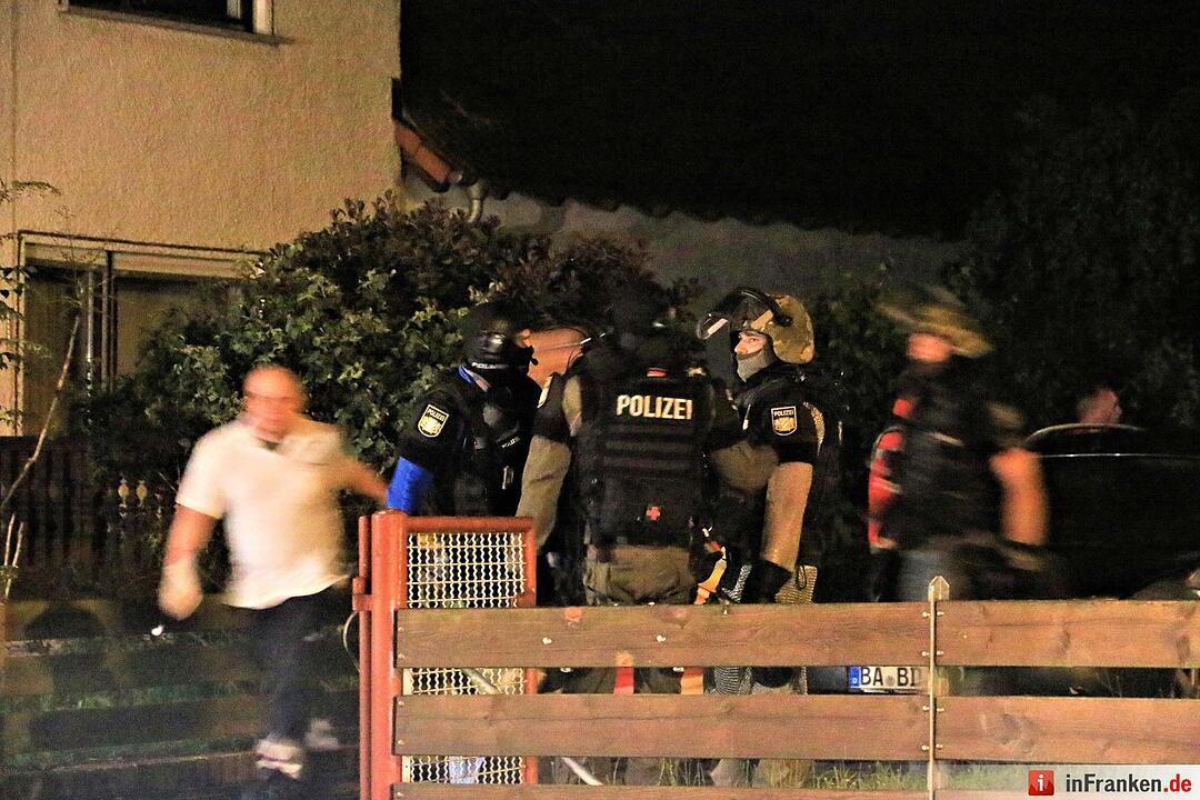 SEK stürmt Wohnhaus in Reundorf