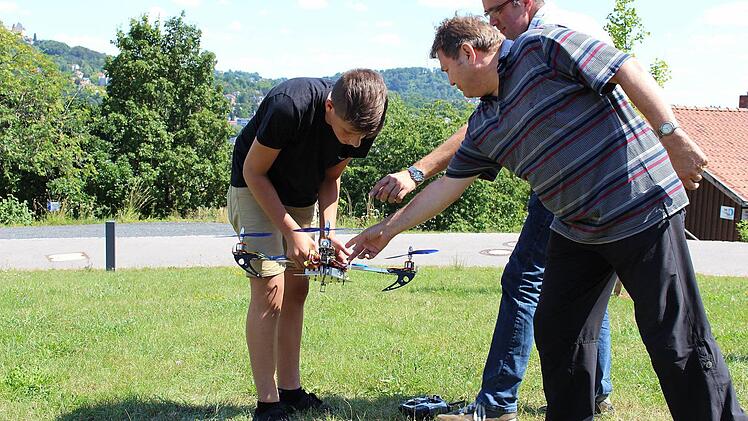 Auf der Wiese hinter der Hochschule traten die Zehntklässler den Beweis an, dass ihr selbstgebauter Quadrokopter tatsächlich fliegen kann.  Foto: Ulrike Nauer