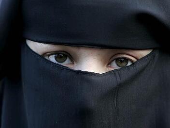 Der Bund bereitet ein Burka-Verbot f&uuml;r ausgew&auml;hlte Bereiche des &ouml;ffentlichen Lebens vor. Pl&auml;ne f&uuml;r erg&auml;nzende Regelungen haben nur Bayern und Sachsen. Foto: Evert-Jan Daniels/epa/dpa
