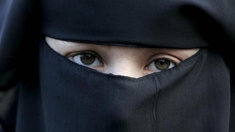 Der Bund bereitet ein Burka-Verbot f&uuml;r ausgew&auml;hlte Bereiche des &ouml;ffentlichen Lebens vor. Pl&auml;ne f&uuml;r erg&auml;nzende Regelungen haben nur Bayern und Sachsen. Foto: Evert-Jan Daniels/epa/dpa