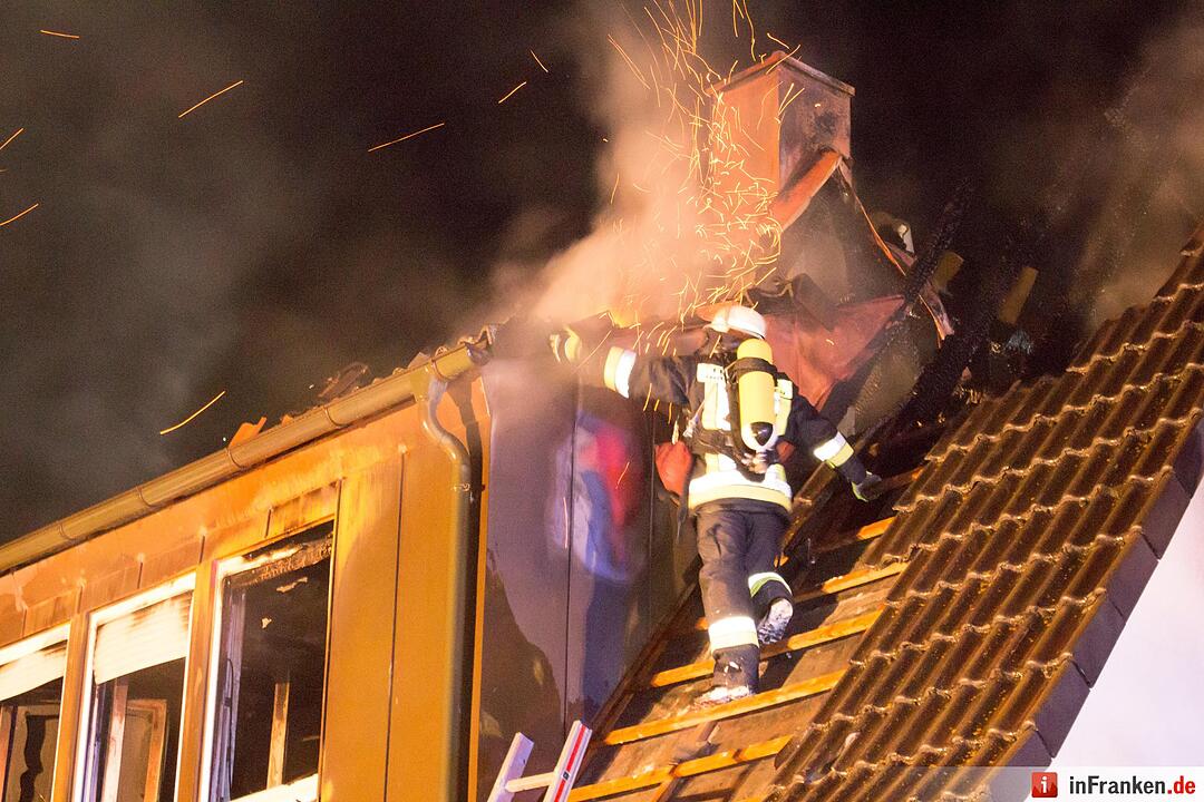 Wohnhaus wird durch Blitzschlag ein Raub der Flammen - Bewohner können sich rechtzeitig retten - Brand hält rund 100 Feuerwehrleute in Atem