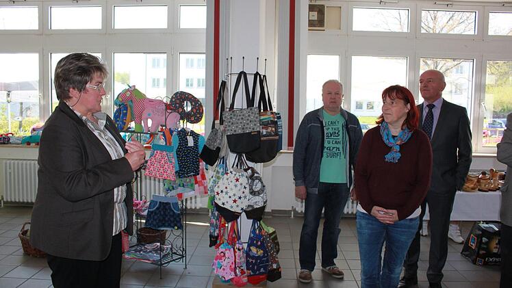 Die CSU-Vorsitzende Gabi Rögner bei der Eröffnung des Hobbykünstlermarktes. Mit Landrat Thomas Habermann (Rhön-Grabfeld, rechts) Corinna Wacker und Berthold Angermüller für die Hobbykünstler und Organisatoren