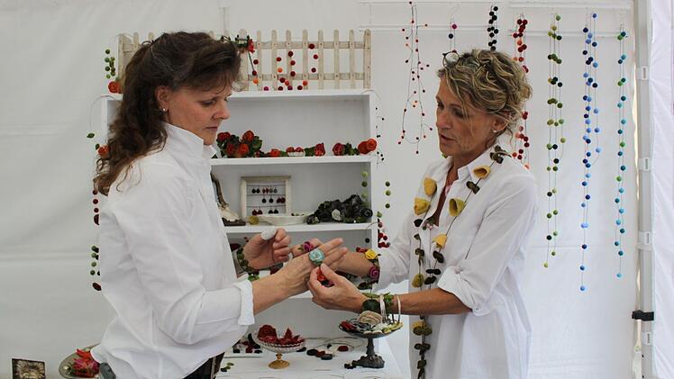 Alrun Müller-Breunig - rechts - berät eine Kundin. Foto: Carmen Schwind