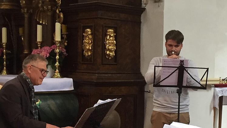 Zwei  neue Weisen wurden  auf der Trompete vorgetragen von Robin Hillenbrand, begleitet von Bernd Hammer am Keyboard.  Regina Rinke